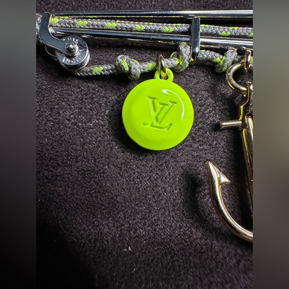 Louis Vuitton LV Cup Pin - Picture 4 of 6